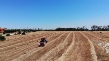 Samanlıkları olan bir tarlanın havadan görüntüsü 