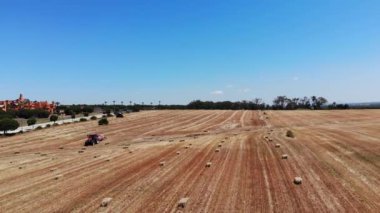 Samanlıkları olan bir tarlanın havadan görüntüsü 