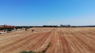Samanlıkları olan bir tarlanın havadan görüntüsü 