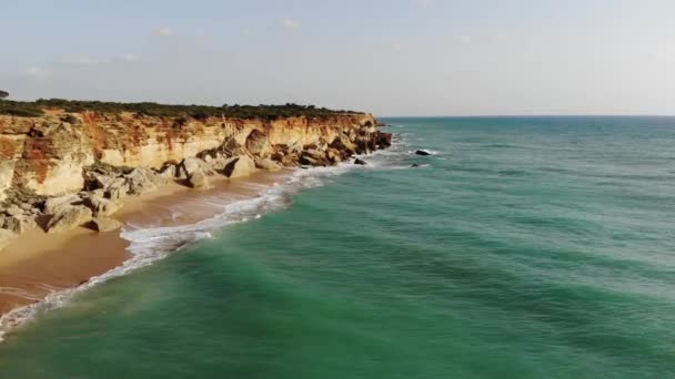 Topo Vista Oceano Ondas Atingindo Areia Praia Praia Drone Aéreo — Vídeo de Stock