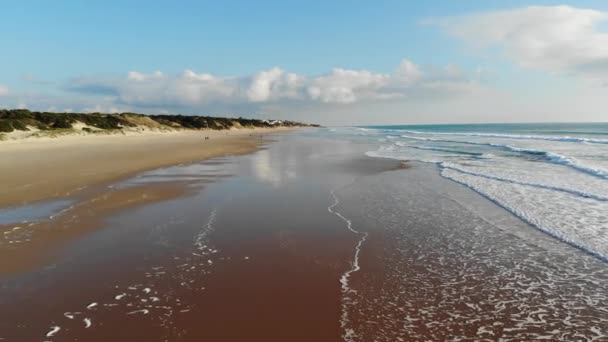 サニービーチ 波の広い角度ショットを優しく細かい砂浜に飛び散る 晴れた日 — ストック動画