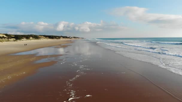 Pusty Morzem Piaszczystej Plaży Początku Zachód Światło Słoneczne Ciepłe Spokojne — Wideo stockowe