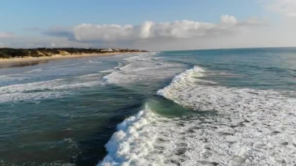 Sunny Beach Ângulo Largo Tiro Ondas Suavemente Espirrando Praia Areia — Vídeo de Stock