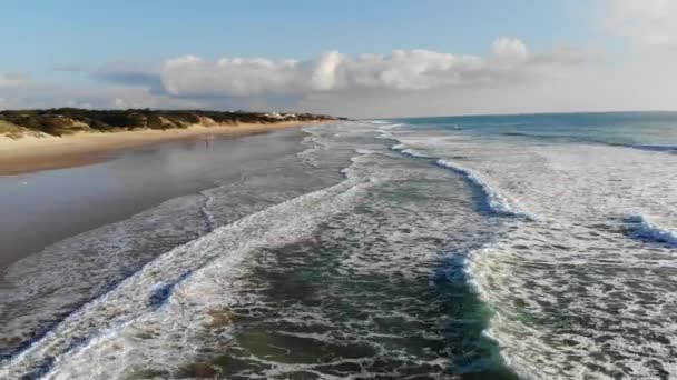 Tropisk Strand Antenn Utsikt Ovanifrån Vågor Bryta Tropisk Vit Sandstrand — Stockvideo