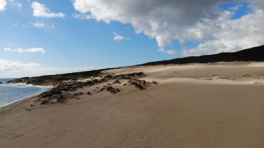 Kocaman kumlu bir sahil, açık deniz dalgalarıyla güzel bir Atlantik Okyanusu Sahili. Yaz tatilinde ziyaret etmek için harika bir yer. Doğal arkaplan ve duvar kağıdı.
