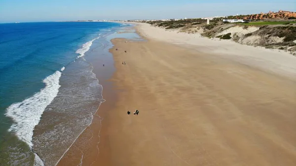 Kocaman kumlu bir sahil, açık deniz dalgalarıyla güzel bir Atlantik Okyanusu Sahili. Yaz tatilinde ziyaret etmek için harika bir yer. Doğal arkaplan ve duvar kağıdı.