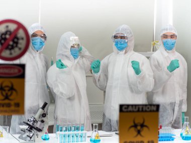 Koronavirüsten ya da covid-19 yayılmasından korunmak için Asyalı kadın doktor yüz maskesi takıyor. Salgın bulaşıcı konsept.