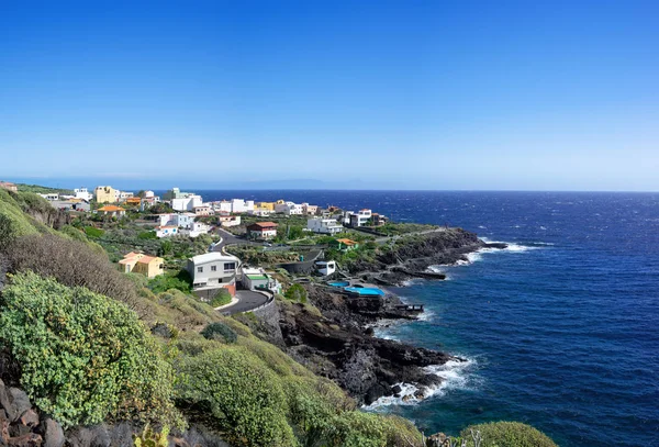 Köyün La Caleta ada El Hierro, Kanarya Adaları, İspanya için görüntüleyin. Ufuktan adalar La Gomera ve Tenerife Teide Dağı.