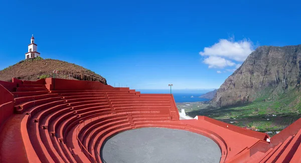 El Hierro, Kanarya Adaları 'ndaki El Golfo Vadisi' ndeki La Frontera 'da güreş alanı. Yukarıda ünlü çan kulesi var, kasabanın simgesi..