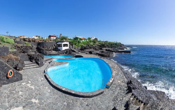La Caleta, El Hierro, Kanarya Adaları kıyısında deniz suyu yüzme havuzu havuzu. Bu kamu kompleksi herkes için ücretsizdir. 