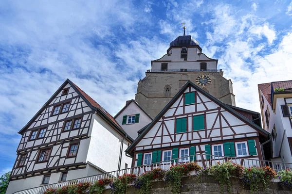 Herrenberg, Almanya - Eski şehirde yarı ahşap evler ve kilise Stiftskirche