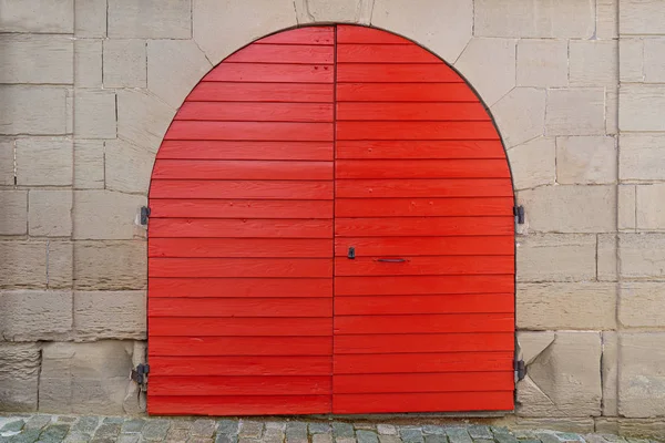 Porte Ronde Bois Rouge Fraîchement Peinte Dans Une Ancienne Façade — Photo
