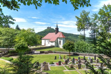 Hechingen yakınlarındaki Hohenzollern Kalesi görünümü ile yaz aylarında Hac kilise Maria Zell, Baden-Wuerttemberg, Almanya