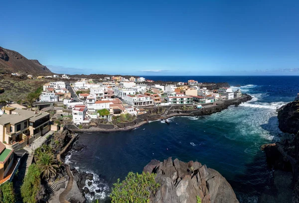 El Hierro - Tamaduste doğal yüzme havuzu Charco del Tamaduste, Kanarya Adaları, İspanya üzerinde Mirador del Tamaduste fotoğraflandı