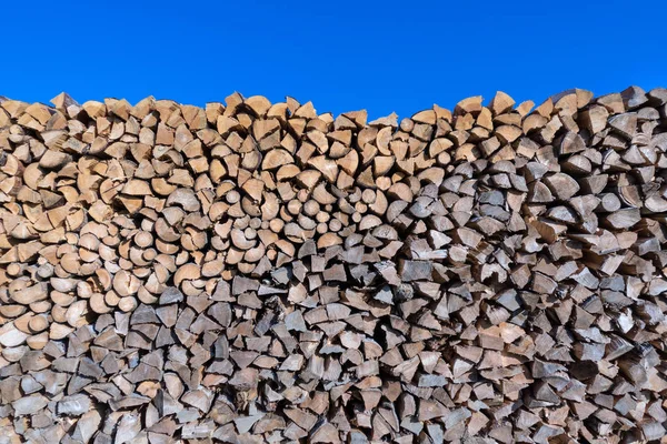 Großer Holzstapel Mit Vielen Kleinen Holzstücken Vor Blauem Himmel — Stockfoto