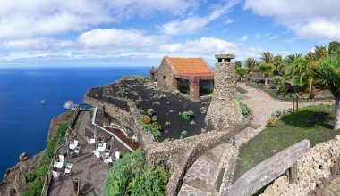 İspanya 'nın Kanarya Adaları' ndaki El Hierro Adası 'ndaki Roques de Salmor kayaları manzaralı Mirador de la Pena manzaralı