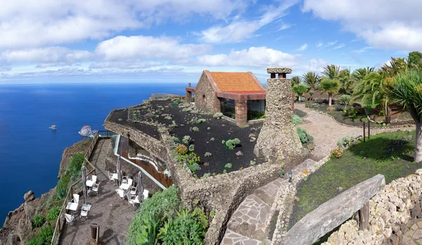 İspanya 'nın Kanarya Adaları' ndaki El Hierro Adası 'ndaki Roques de Salmor kayaları manzaralı Mirador de la Pena manzaralı