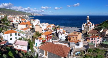Candelaria - Candelaria Bazilikası 'na ve İspanya' nın Kanarya Adaları 'ndaki Tenerife Adası' ndaki Plaza de la Patrona de Canarias 'a bakan panorama. 