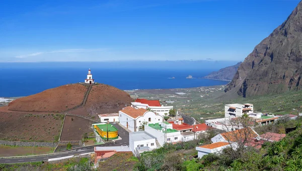 在火山山上有独立钟塔的教堂 西班牙加那利群岛El Hierro的El Golfo山谷的La Frontera地标 — 图库照片