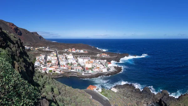 从上面俯瞰西班牙加那利群岛El Hierro岛上的Tamaduste村 地平线上的拉帕尔马岛 — 图库照片