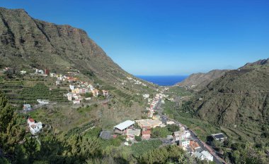 Hermigua 'nın, La Gomera' nın, Kanarya Adaları 'nın grevdeki dağı vadinin ortasındaki ana caddenin bulunduğu kasabanın merkezi.