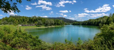 Dam Schlichemtalsperre - Schmberg yakınlarındaki Rezervuar Schmberger Stausee Baden-Wrttemberg, Almanya 'daki Swabian Alb' inin kıyısında