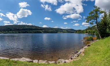 Titisee Gölü üzerinde, Almanya, Kara Orman, Titisee sahilinden - kamp alanı Sandbank 'ın karşı tarafında yer alan