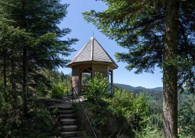 Burgbachfelsen 'deki Pavilion, Almanya' nın Kara Orman bölgesindeki Bad Rippoldsau yakınlarında Burgbach Şelalesi 'nin yukarısında.