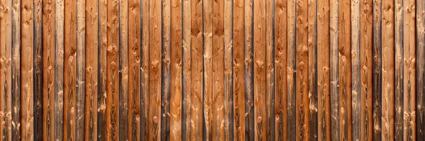 Panorama Brązowej Drewnianej Ściany Rustykalnej Pionowych Desek Intensywnym Ziarnem Trzema — Zdjęcie stockowe