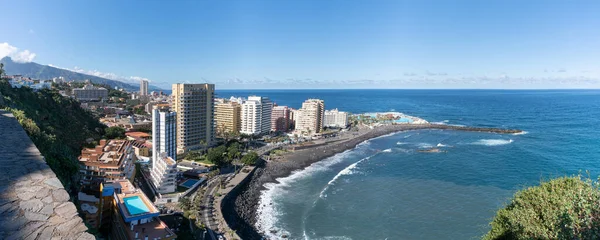 Puerto de la Cruz kasabasının panoramik manzarası, Tenerife, Kanarya Adaları 'ndaki popüler tatil beldesi, İspanya
