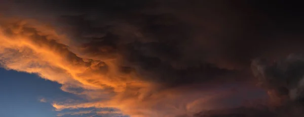 Panorama Nahaufnahme Einer Sehr Dunklen Gewitterwolke Abend Licht Des Sonnenuntergangs — Stockfoto