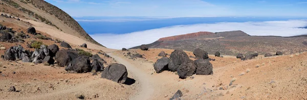 Tenerife 徒步旅行穿过Teide东侧巨大的熔岩球 以到达Fortaleza和Orotava山谷上空的云彩覆盖 — 图库照片