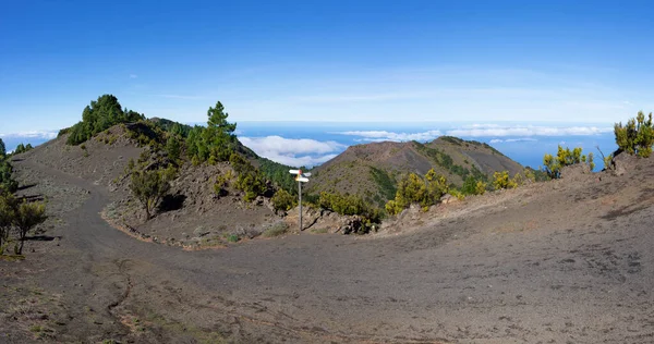 El Hierro adasında, Malpaso 'dan gelen Tanganasoga yanardağının işaretleriyle çevrili pitoresk yürüyüş patikası.
