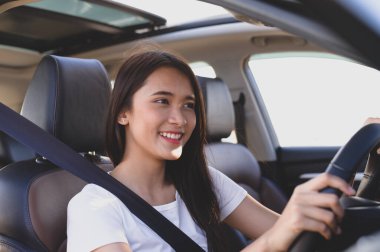 Araba kullanan Asyalı bir kadın.