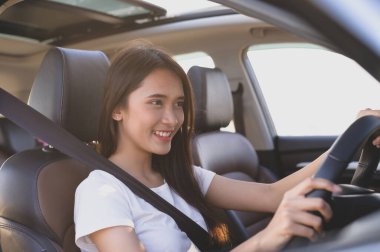 Araba kullanan Asyalı bir kadın.
