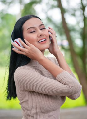 Müzik ve kulaklık dinleyen mutlu kız.