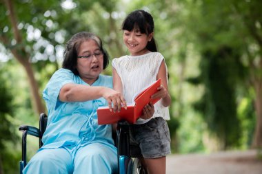 Büyükanne ve torun kitap okuyor.