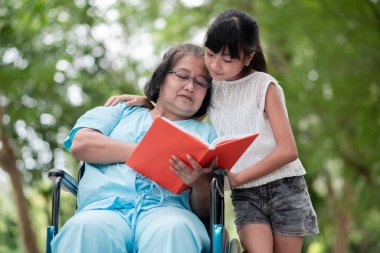 Büyükanne ve torun kitap okuyor.