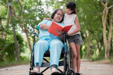 Büyükanne ve torun kitap okuyor.