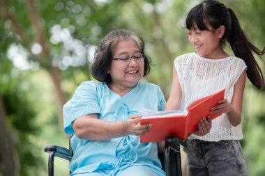 Büyükanne ve torun kitap okuyor.