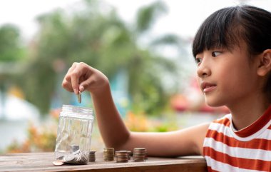 İnsanların el işi hesap makinesi ve para, finans bankacılığı ve tasarruf kavramında madeni paralar