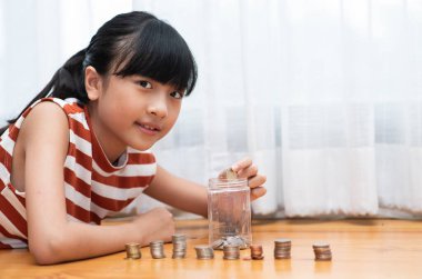 İnsanların el işi hesap makinesi ve para, finans bankacılığı ve tasarruf kavramında madeni paralar