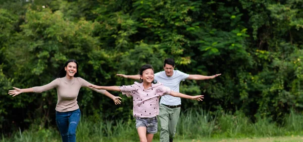 Asiático Corriendo Abierto Los Pastizales Feliz Familia Vacaciones —  Fotos de Stock