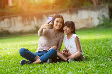 Genç kadınlar ve kızlar Otların arasında