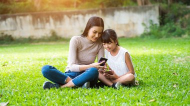 Genç kadınlar ve kızlar Otların arasında