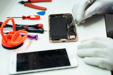 Cep telefonlarını ya da akıllı telefonları tamir et