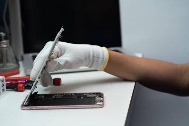 Cep telefonlarını ya da akıllı telefonları tamir et