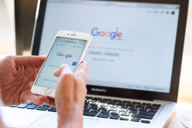 Bangkok 'ta. Tayland. 24 Ocak 2016: Google 'da bir kadın yazıyor 
