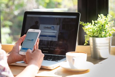 Bangkok 'ta. Tayland. 24 Ocak 2016. Bir kadın Apple iPhone tutuyor 