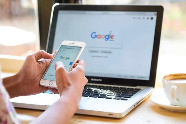 Bangkok 'ta. Tayland. 24 Ocak 2016: Google 'da bir kadın yazıyor 